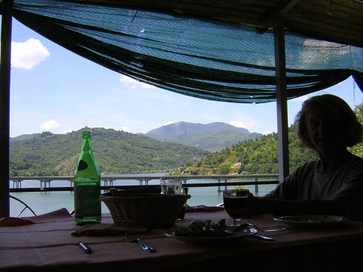In einer der seltenen Tavernen am wenig besuchten Lago del Salto