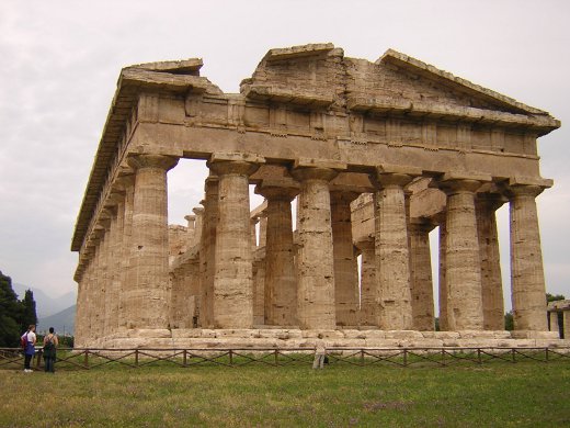 Einer der drei gut erhaltenen griechischen Tempel in Paestum