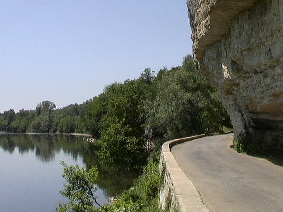 Nebenstraße entlang der Dordogne