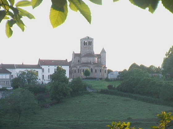 1000 Jahre alte Kirche in Châtel-Montagne