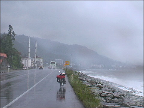 Küstenstraße im Regen