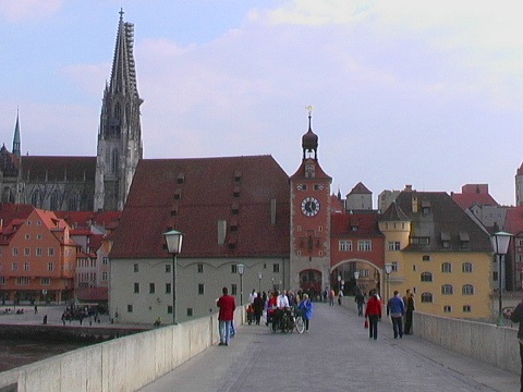 Auf der Steinernen Brücke in Regensburg