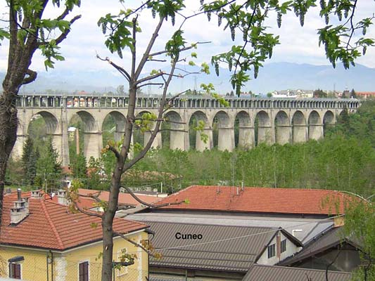 Bahn- und Straßenbrücke in Cuneo