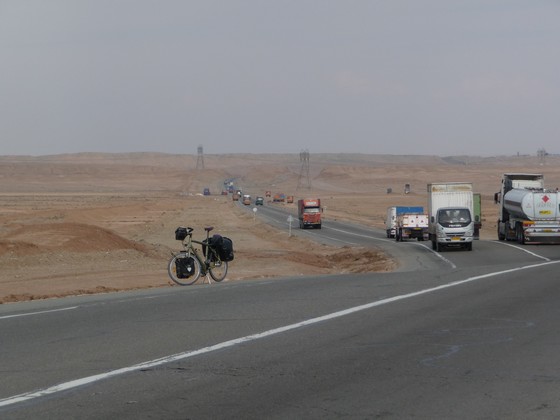 Es gibt hier keine Alternative zur stark befahrenen LKW-Trasse durch die Wüste