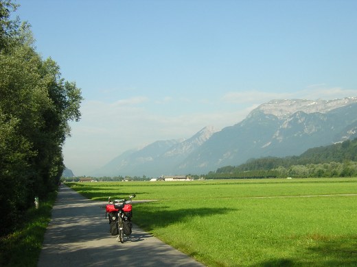 Radweg im breiten Inntal bei Jenbach