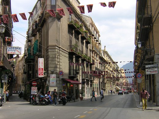Verkehrsreiche Straßen und enge Gassen in Palermo