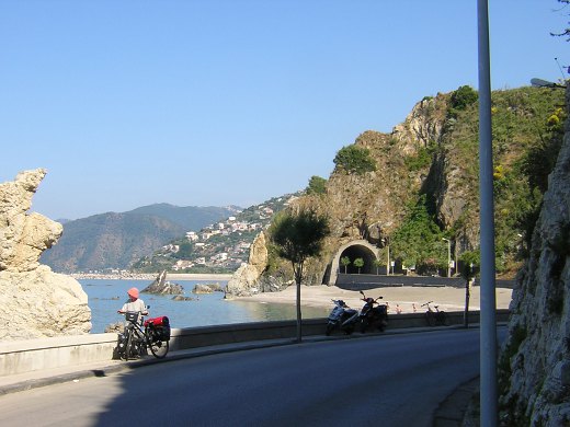 Zerklüftete Küste am Capo Calava