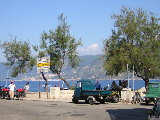 Blick von Torre Faro über die Straße von Messina hinüber nach Calabrien